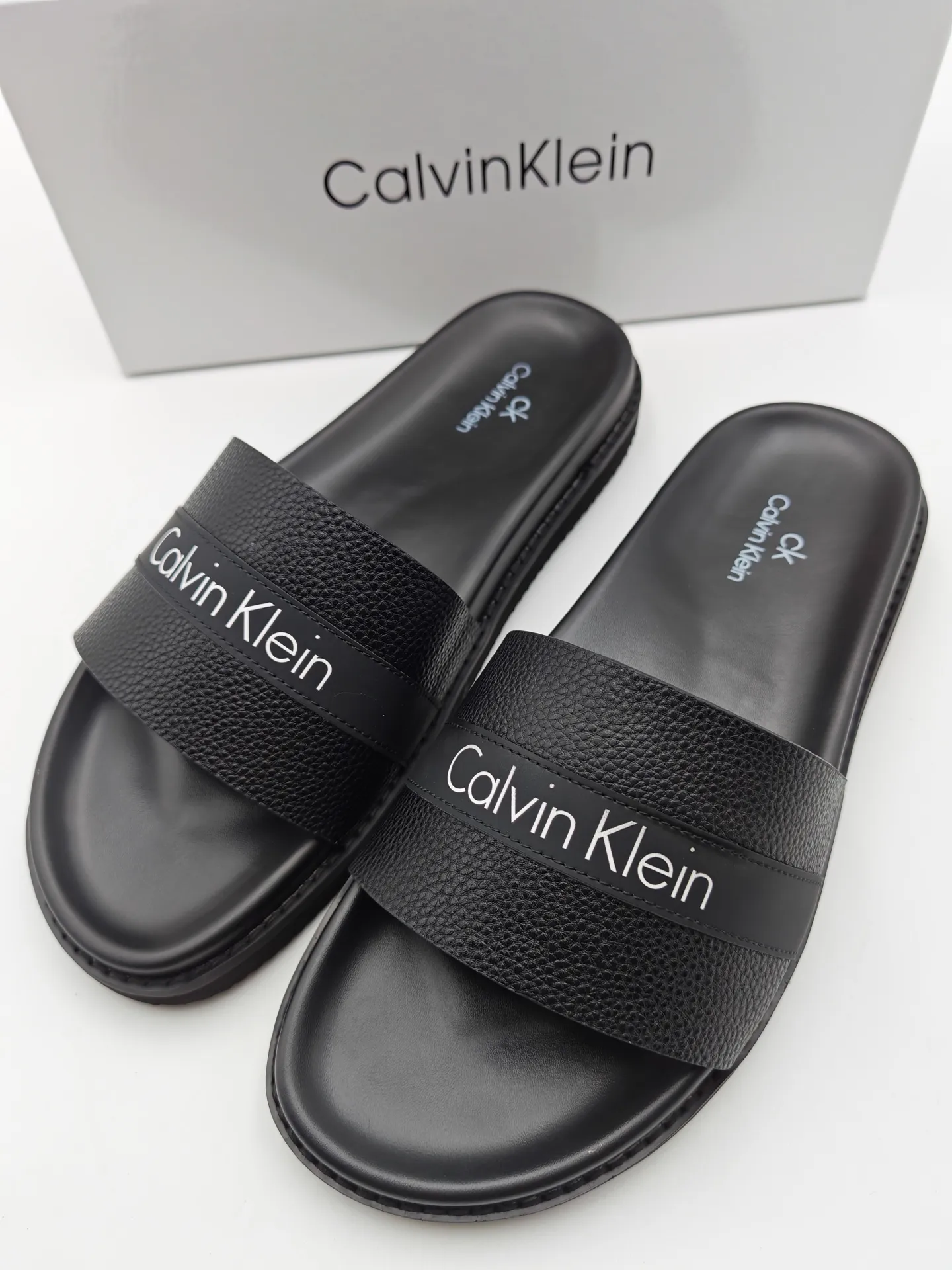 Men's shoes 💰300 Calvin Klein CK men's slippers, the upper of this slipper is made of imported cowhide, and the sole is also imported new EVA material. The foamed ultra-light outsole is more non-slip, three-dimensional and skin-friendly. Available from stock, long-term availability, Size: 38-46 yards.